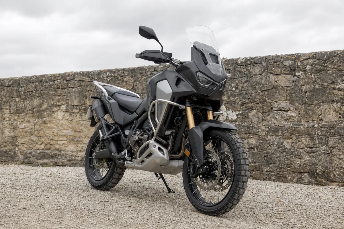 Moto trail vue de trois quarts avant sur un parking en gravier