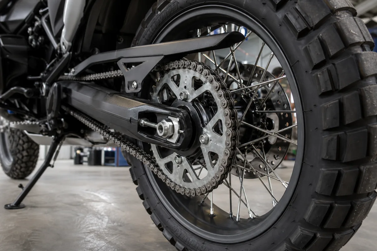 Roue arrière et transmission par chaîne d&rsquo;une moto trail vues de près