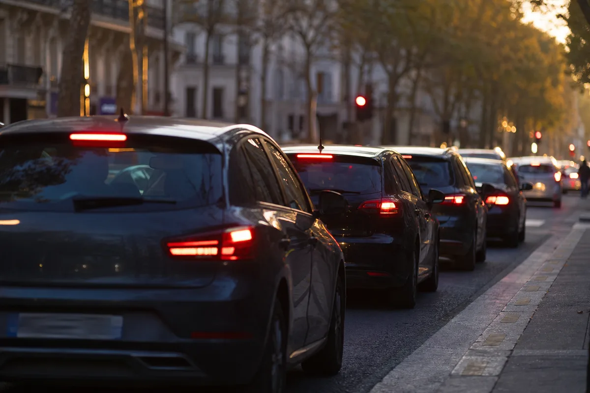 Circulation dense à l’arrêt sur un boulevard urbain français en fin de journée